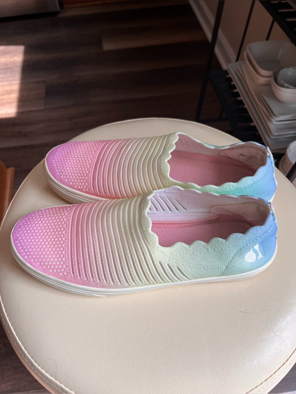 Skechers Size 9.5 Pastel Ombré Scallop trim Sneakers!! Super Pretty Colors!
